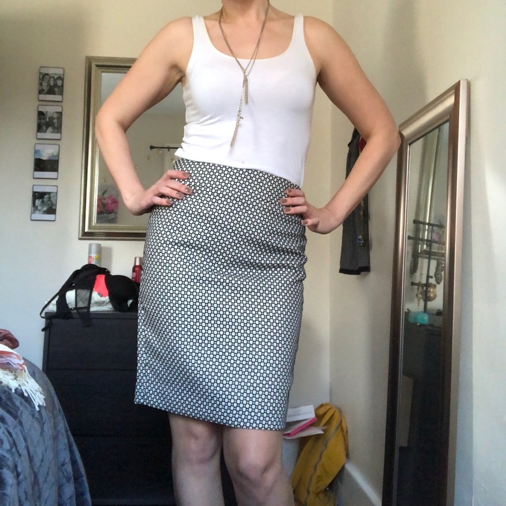 5/$30 Ann Taylor black and white textured pencil skirt🖤